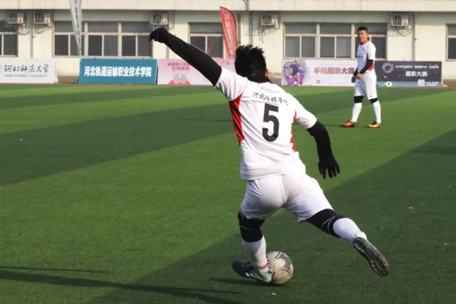 阿斯：莱万在巴萨陷入困境